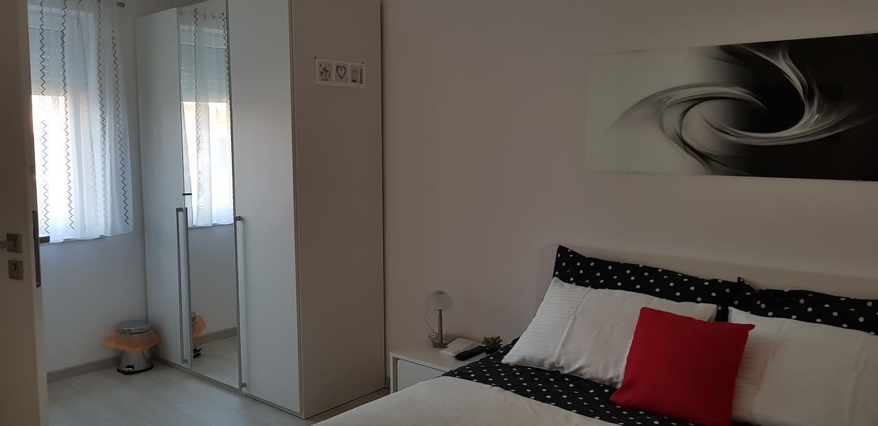 Apartmani Sanja Vrsi Buitenkant foto